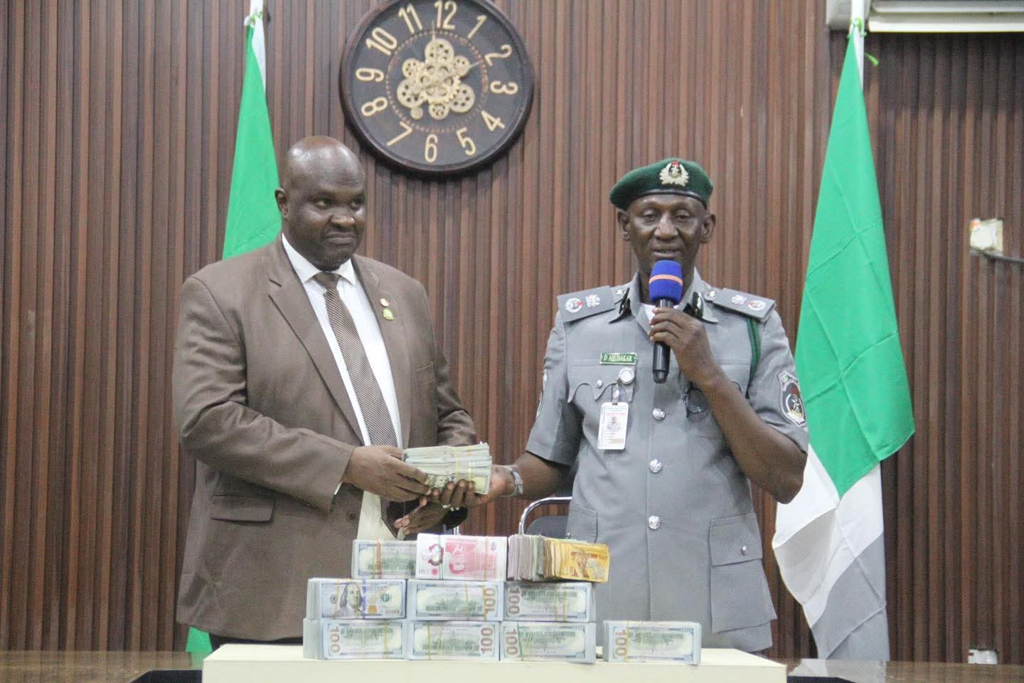 Customs Seizes ₦654m Foreign Currency at Kano Airport, Hands Over Suspects to EFCC