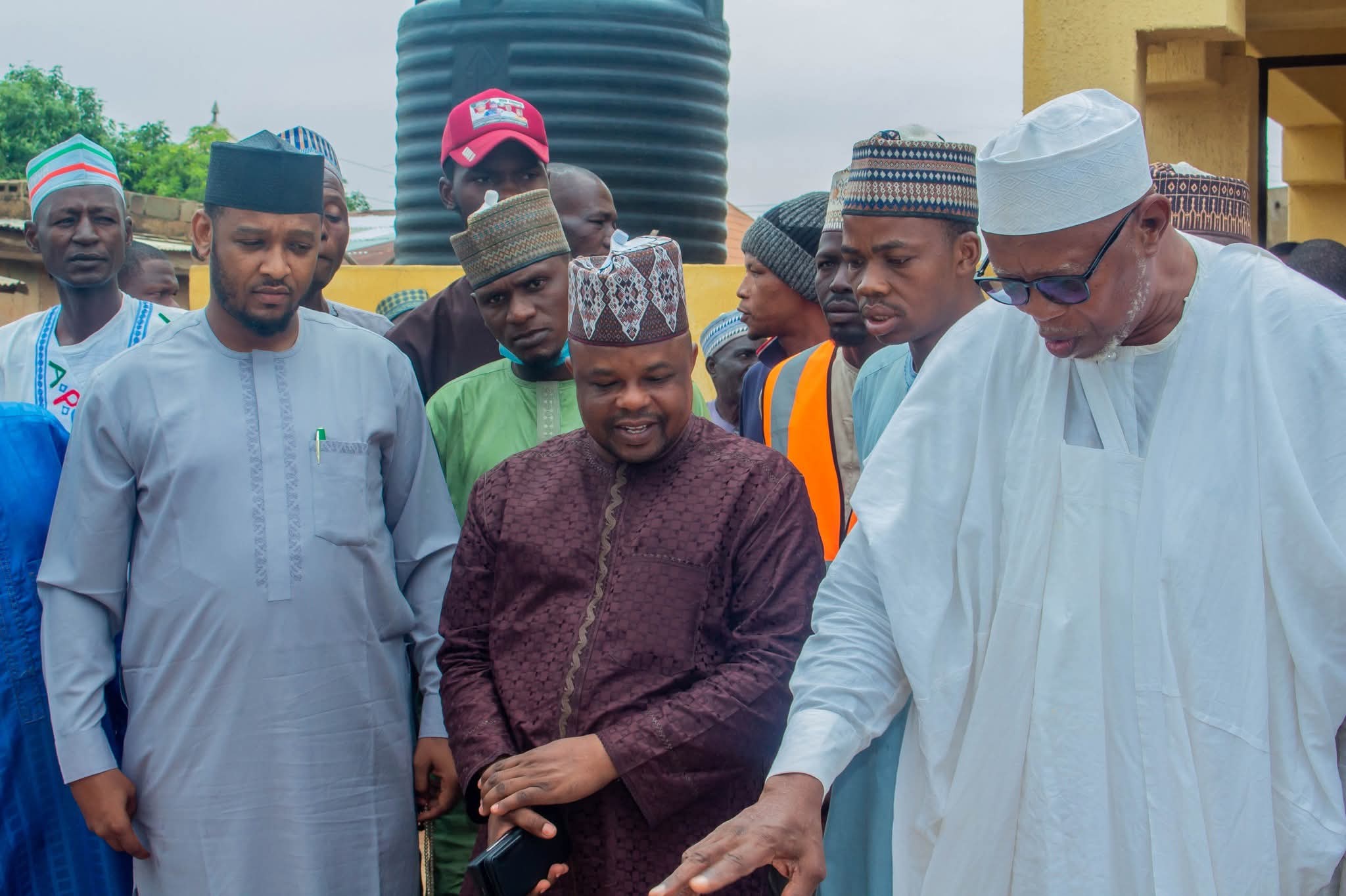 Alhaji Abdul Aziz Mai Turaka Ya Kammala Aikin Ruwan Sha da Wutar Solar Ga Masallaci a Katsina